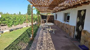 Outdoor dining - Cosy Vineyard Casita (Mendoza)