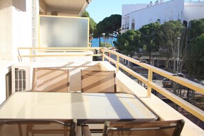 Outdoor dining - Sol Daurat seafront apartment (Cambrils)