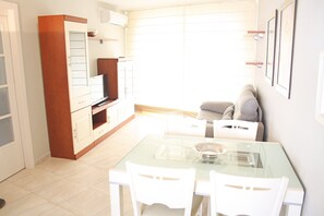 Living area - Sol Daurat seafront apartment (Cambrils)