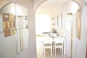 Dining - Sol Daurat seafront apartment (Cambrils)