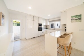 Fridge, microwave, oven, dishwasher - GuestReady - Aroeira Pool Villa (Setúbal)