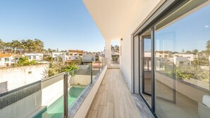 Ein Balkon mit Pool, freie Aussicht auf die Umgebung und ein moderner architektonischer Stil.