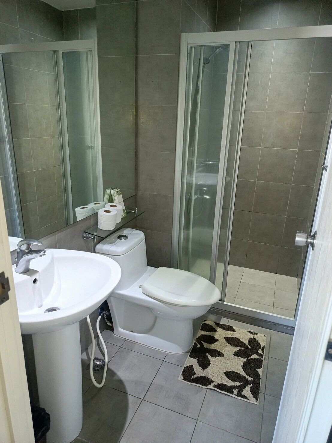 Een badkamer met een wastafel, toilet en douche.