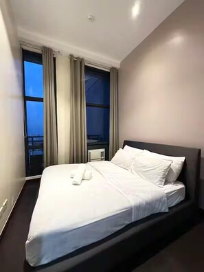Free WiFi - Ultra Luxury 66F Penthouse  Skyline View (Makati)