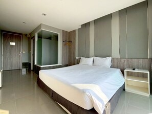 Family Triple Room | Meja, Wi-fi percuma, cadar katil 