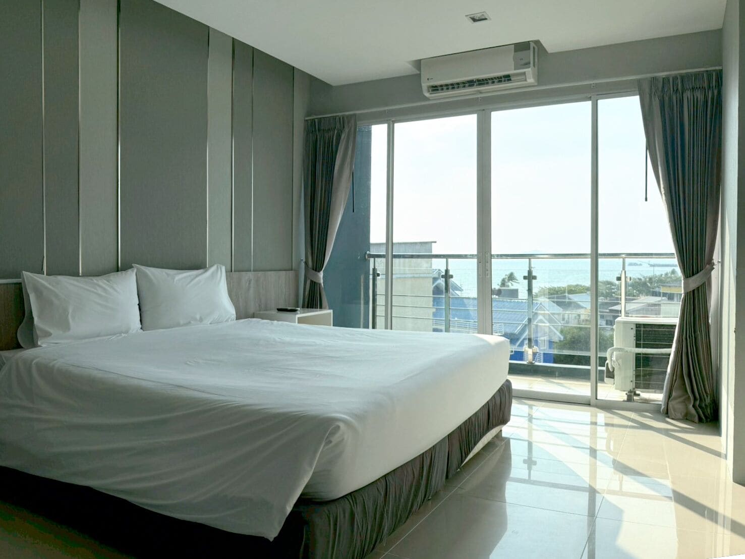 Eenvoudige tweepersoonskamer, uitzicht op zee