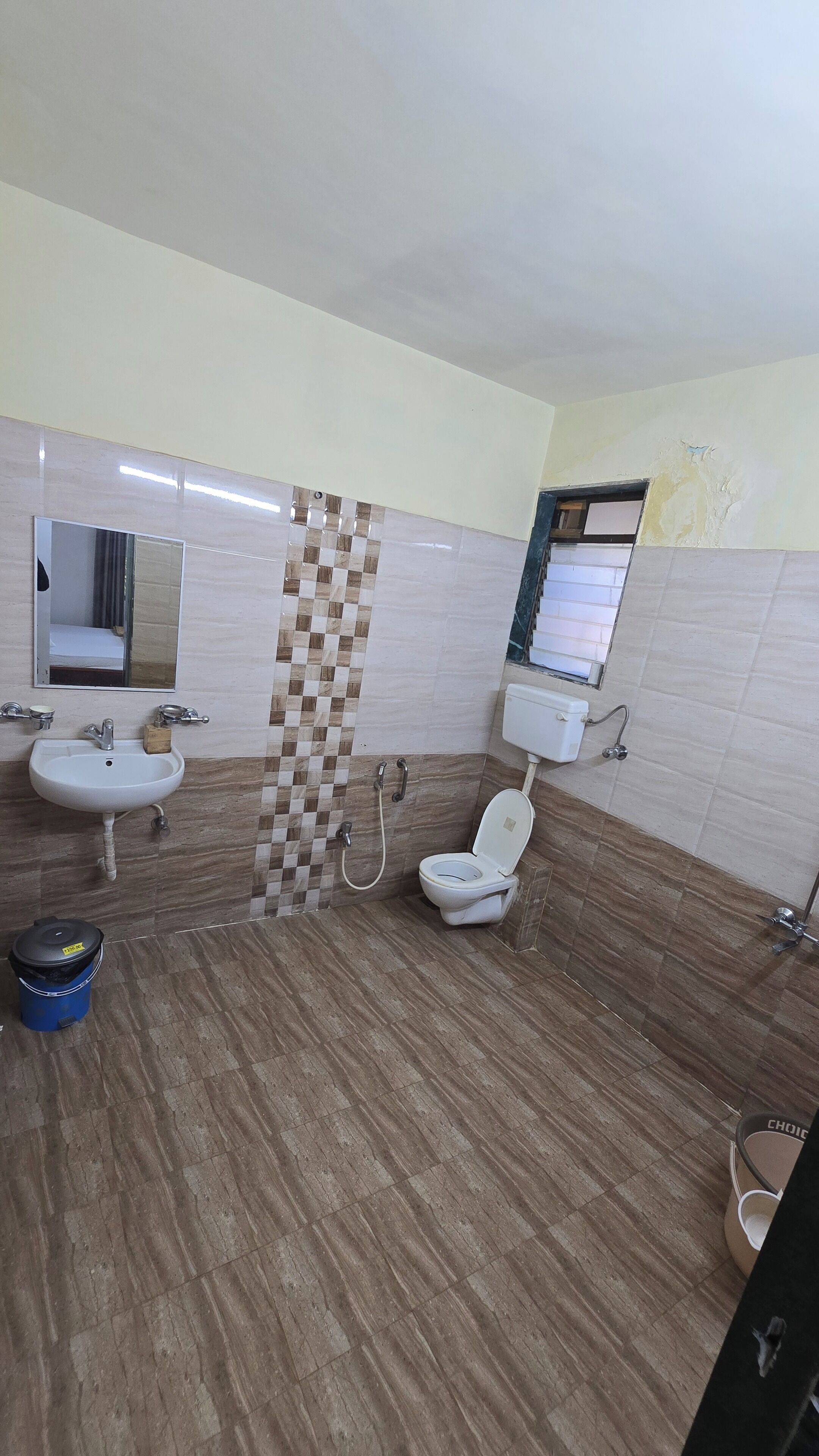 Un baño con dos lavamanos, un inodoro y una ducha.