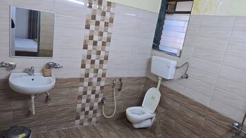 Un baño con dos lavamanos, un inodoro y una ducha.
