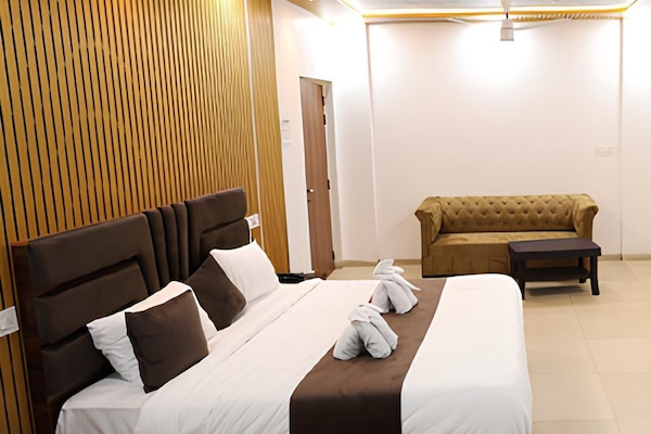 Luxury Studio Suite | Memory foam beds, desk, laptop workspace, rollaway beds (free)