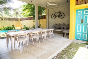 Outdoor dining - KAHA by TONIK (Thalpe)