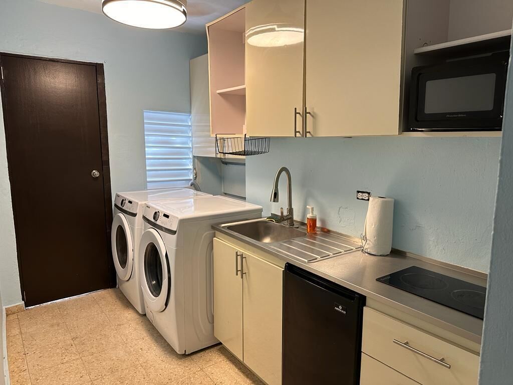 Coffee/tea maker, fridge, microwave, stovetop