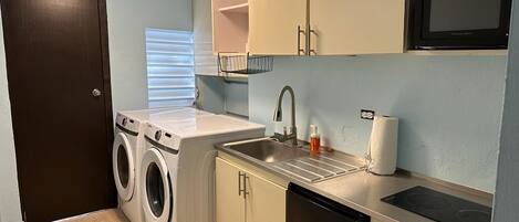 Cafetera y tetera, refrigerador, microondas y parrilla de estufa