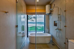 Villa, Balcony, Garden View | Bathroom | Bathtub, free toiletries, hair dryer, towels - Lakeside Retreat Eco Luxury Villa (Melsiripura)