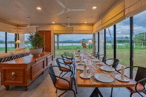 Vila, sacada, vista para o jardim | Opções para refeição