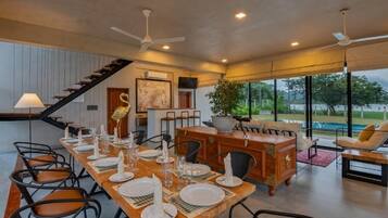 Villa, Balkon, Gartenblick | Speisen