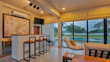 Villa, Balkon, Gartenblick | Innenbereich