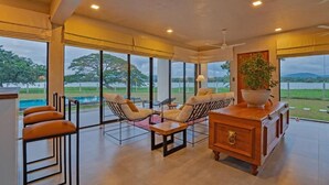 วิลล่า, ระเบียง, วิวสวน | ภายใน