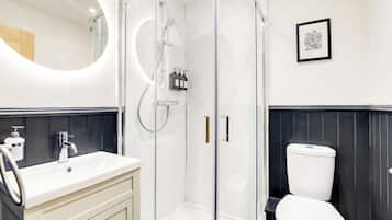 Chambre Double Confort | Salle de bain | Douche, articles de toilette gratuits, serviettes fournies, savon