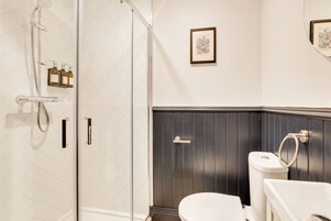 Habitación doble | Baño | Ducha, artículos de higiene personal gratuitos, toallas y jabón
