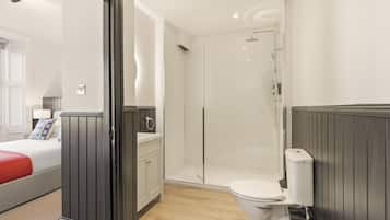 Chambre, plusieurs lits, non-fumeurs, salle de bains privée | Salle de bain | Douche, articles de toilette gratuits, serviettes fournies, savon