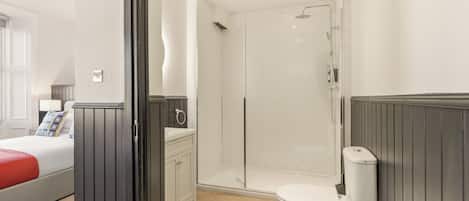 Chambre, Plusieurs lits, non-fumeur, salle de bain privée | Salle de bain | Douche, articles de toilette (gratuits), serviettes fournies, savon