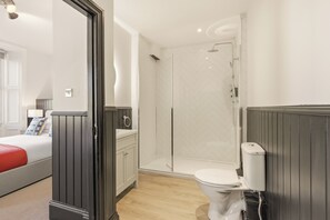 Phòng, nhiều giường, không hút thuốc, phòng tắm riêng | Phòng tắm | Buồng tắm vòi sen, đồ dùng nhà tắm miễn phí, khăn tắm, xà phòng 