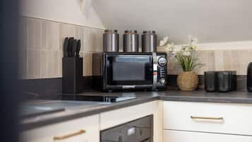 Monolocale Deluxe | Cucina privata | Frigorifero, microonde, forno, piano cottura