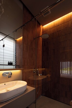 Artículos de tocador gratuitos, secador de pelo, toallas, jabón