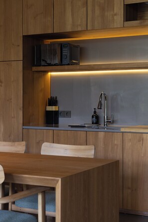 Villa, 3 habitaciones, piscina privada | Cocina privada | Microondas, placa de cocina y utensilios de cocina