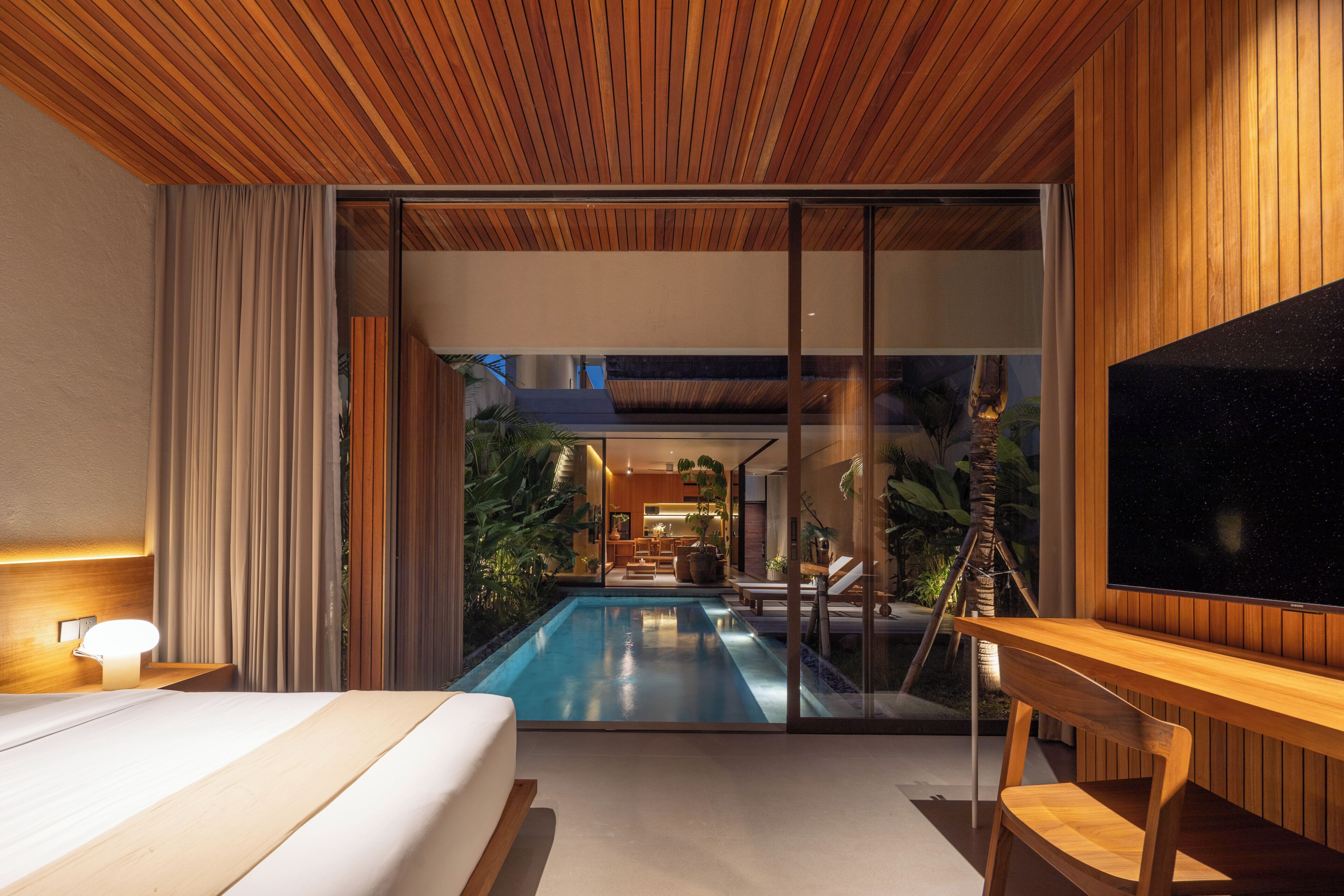 Vila, 3 quartos, piscina particular | Cofres nos quartos, escrivaninha, espaço de trabalho para notebook