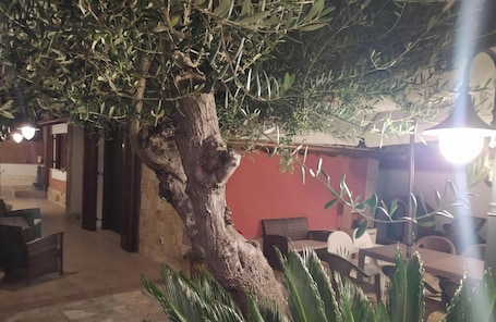 Outdoor dining. Il Marchese di Trani - Villa Luxury