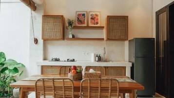 Villa, vistas a la piscina | Restauración