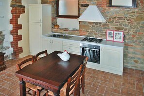Apartment | Private kitchen - Apartment in Montefortino With Communal Pool (Montefortino)
