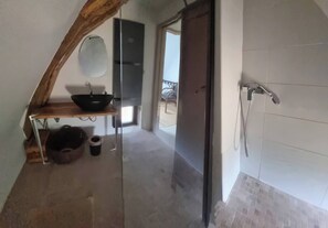 Shower, towels - House with spa in the heart of the countryside (Anglars-Nozac)