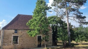 A building with a sloped roof and a small window. - House with spa in the heart of the countryside (Anglars-Nozac)