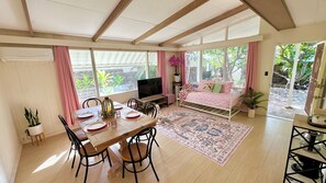 2 Schlafzimmer, Schreibtisch, Bügeleisen/Bügelbrett, Reisekinderbett