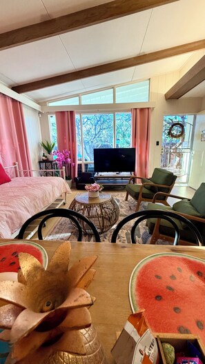 2 slaapkamers, een bureau, een strijkplank/strijkijzer, reisbedje