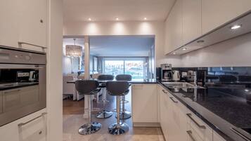 Appartement Classique, 2 chambres | Cuisine privée | Micro-ondes, lave-vaisselle, cafetiÚre/bouilloire, bouilloire électrique