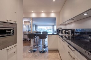 Appartement Classique, 2 chambres | Cuisine privée | Micro-ondes, lave-vaisselle, cafetière/bouilloire, bouilloire électrique