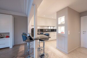 Apartamento clásico, 2 habitaciones | Restauración