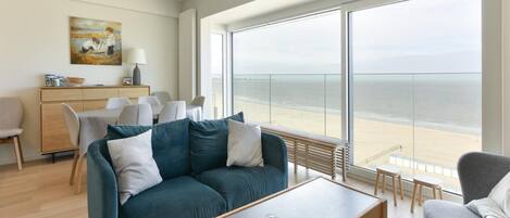 Classic Apartment, 4 Bedrooms | Living room