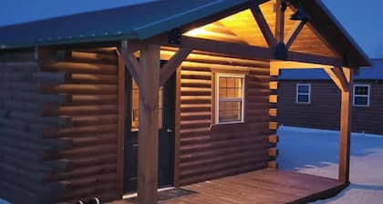 Beautiful 1-bedroom cabin with AC overlooking swim pond - Cabin #3