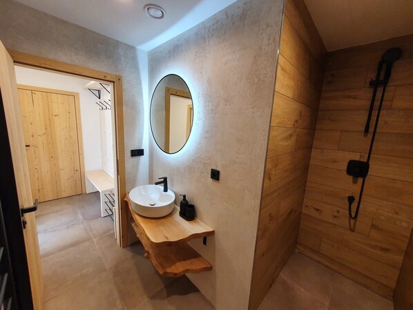 Apartamento clásico, 2 habitaciones | Baño | Ducha