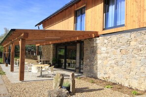 Outdoor dining - Villa in Bysovec Near Harusak Ski Resort (Býšovec)