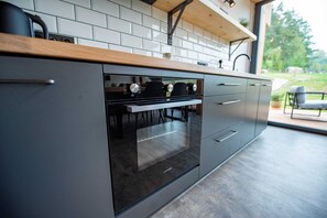 Kühlschrank, Ofen, Geschirrspüler, Wasserkocher mit Kaffee-/Teezubehör