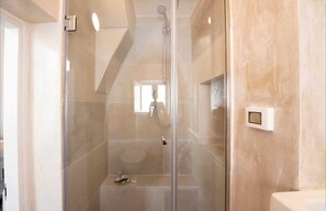 Doccia, asciugacapelli, asciugamani, sapone