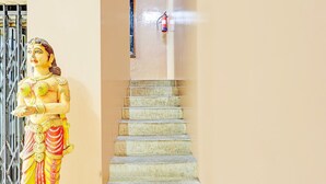 Una estatua de una deidad junto a una escalera.