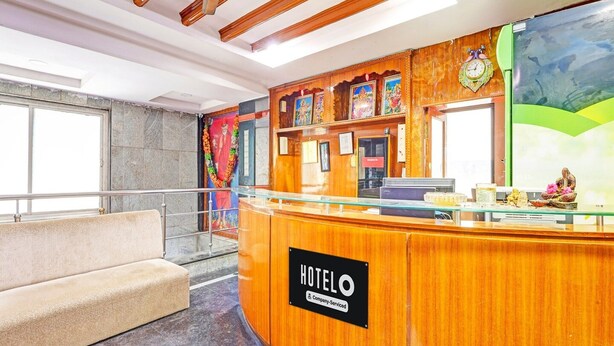 Una recepción de hotel con un cartel que dice 'HOTELO Company Serviced'.