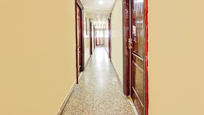 Un largo pasillo con puertas a ambos lados que conduce a habitaciones.