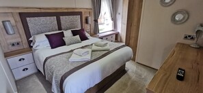 Iron/ironing board, free WiFi, bed sheets - Alfie's Place. Felmoor Park (Felmoor Park)